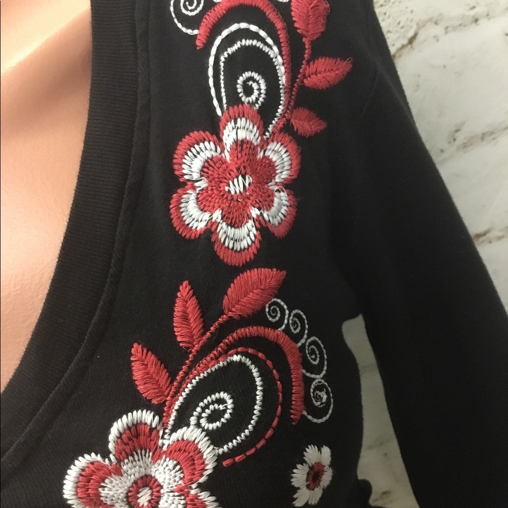 Embroidered blouse. - Picture 9 of 9